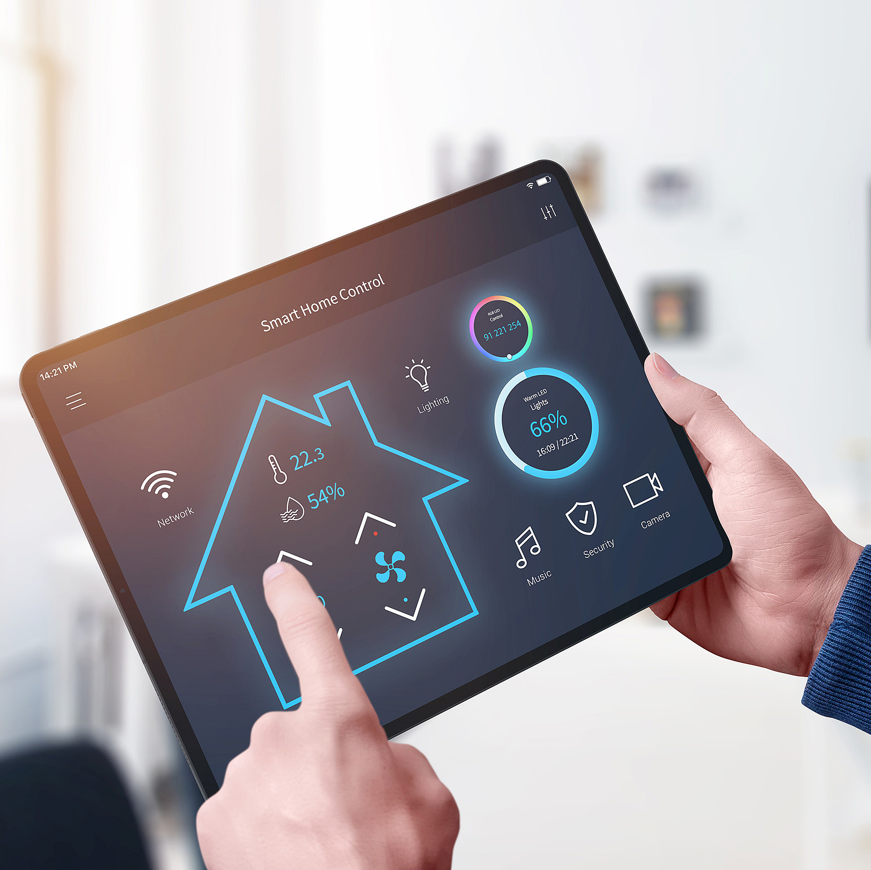 Person hält Tablet mit digitaler Energieübersicht